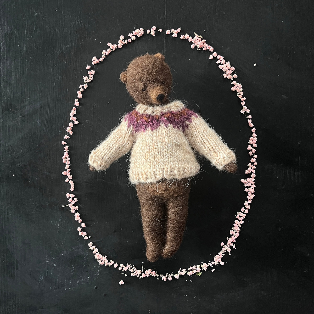 Teddy im beigen Pullover