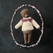 Teddy im beigen Pullover