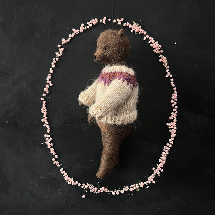 Teddy im beigen Pullover