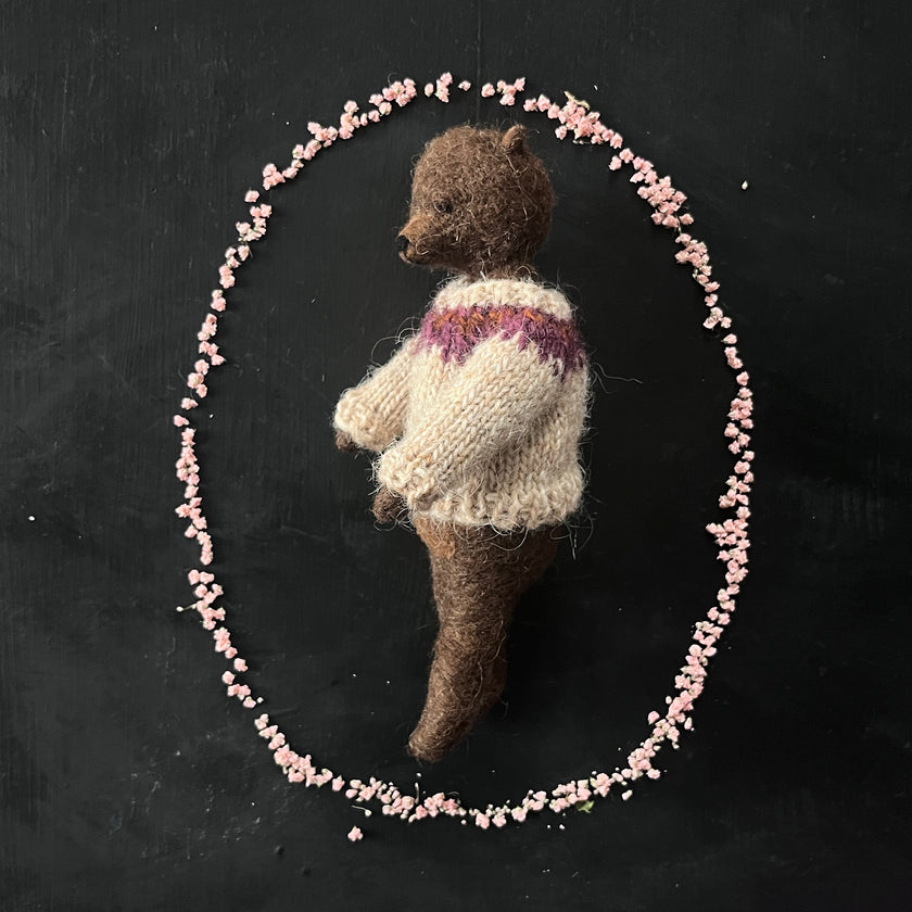 Teddy im beigen Pullover
