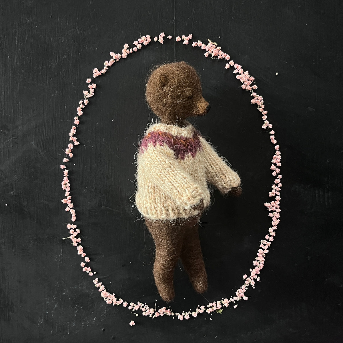 Teddy im beigen Pullover