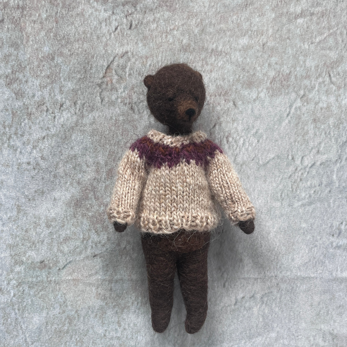 Teddy im beigen Pullover
