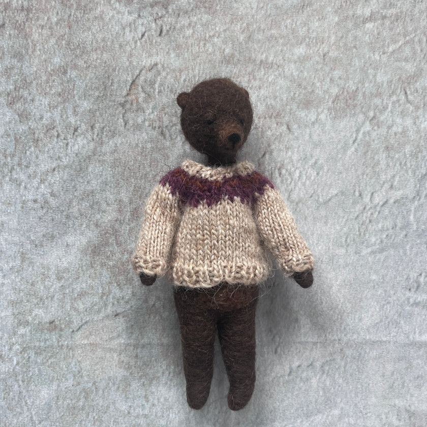 Teddy im beigen Pullover
