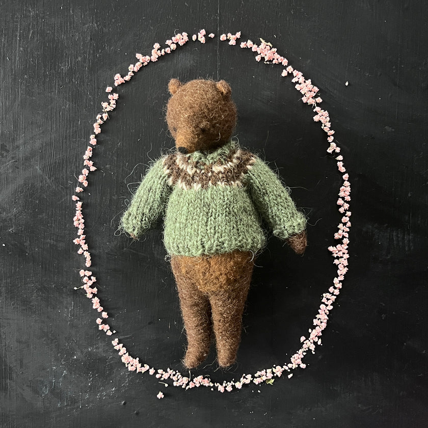 Teddy im grünen Pullover