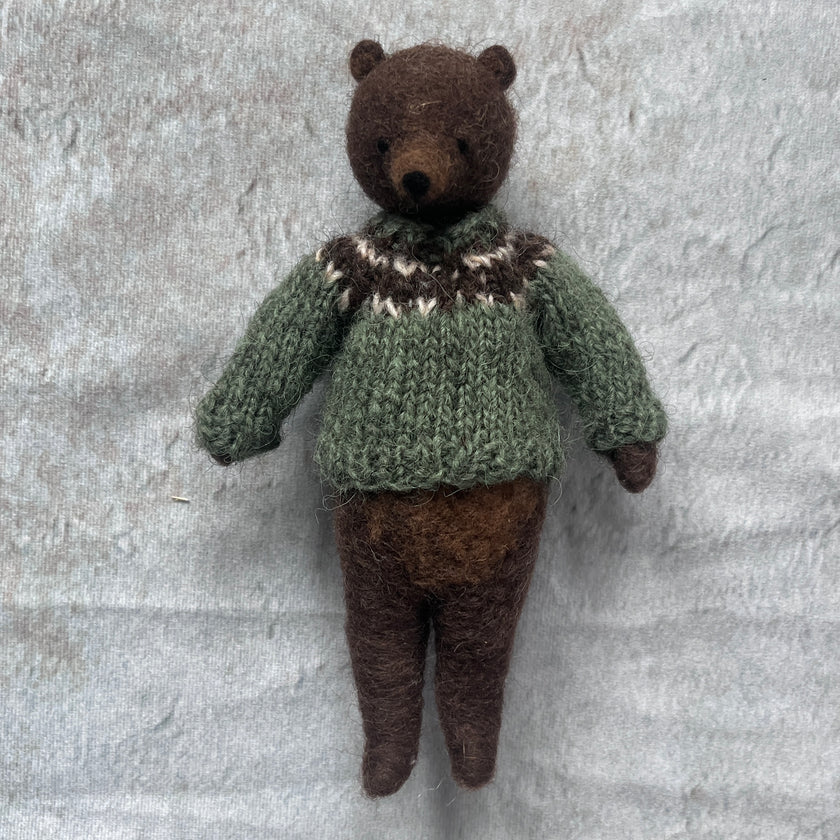 Teddy im grünen Pullover