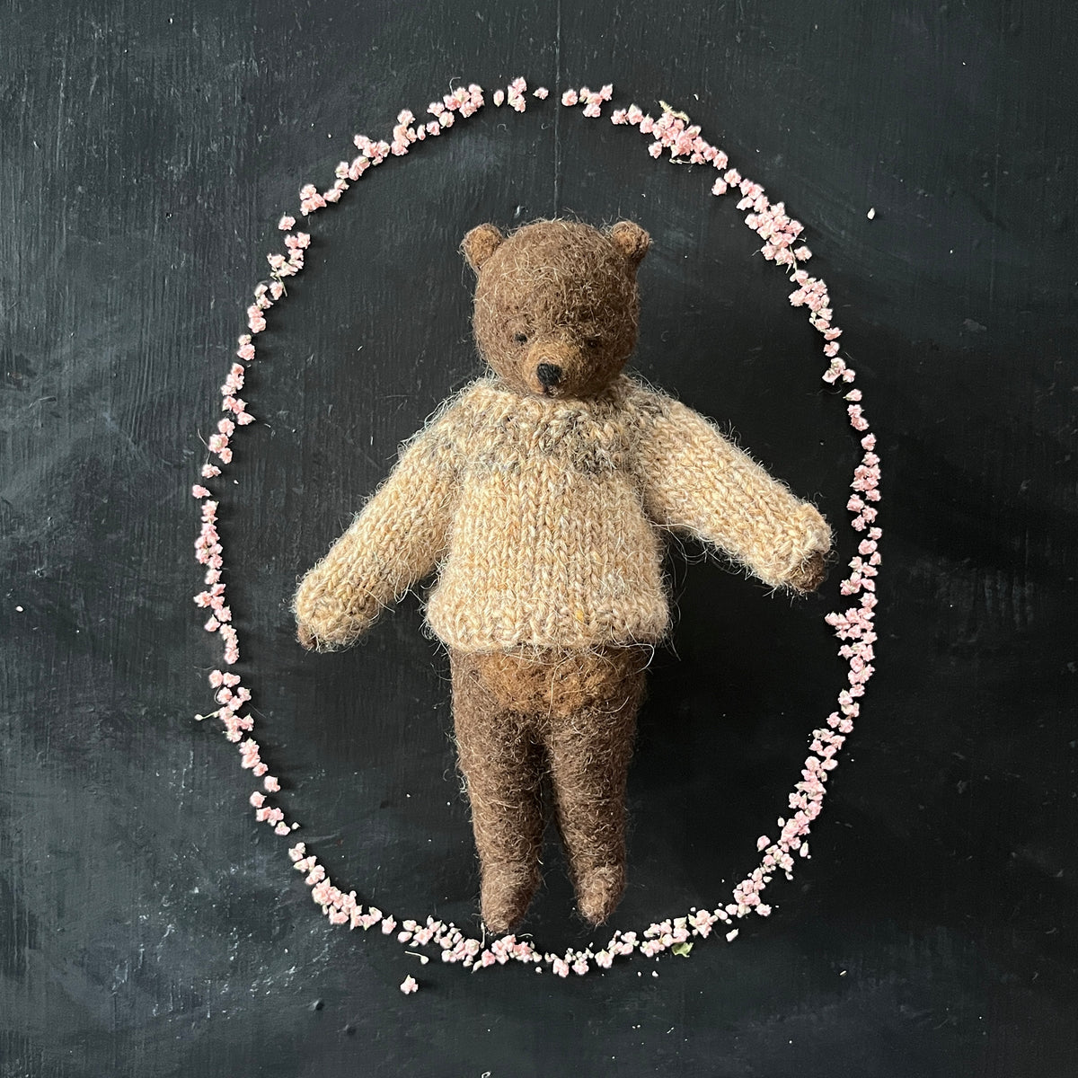 Teddy im hellbeigen Pullover