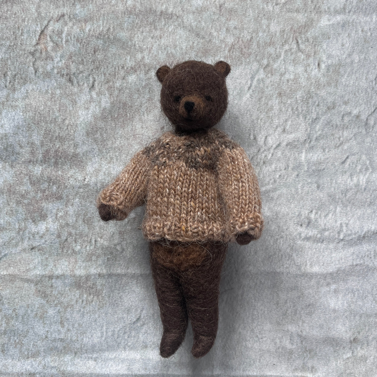 Teddy im hellbeigen Pullover