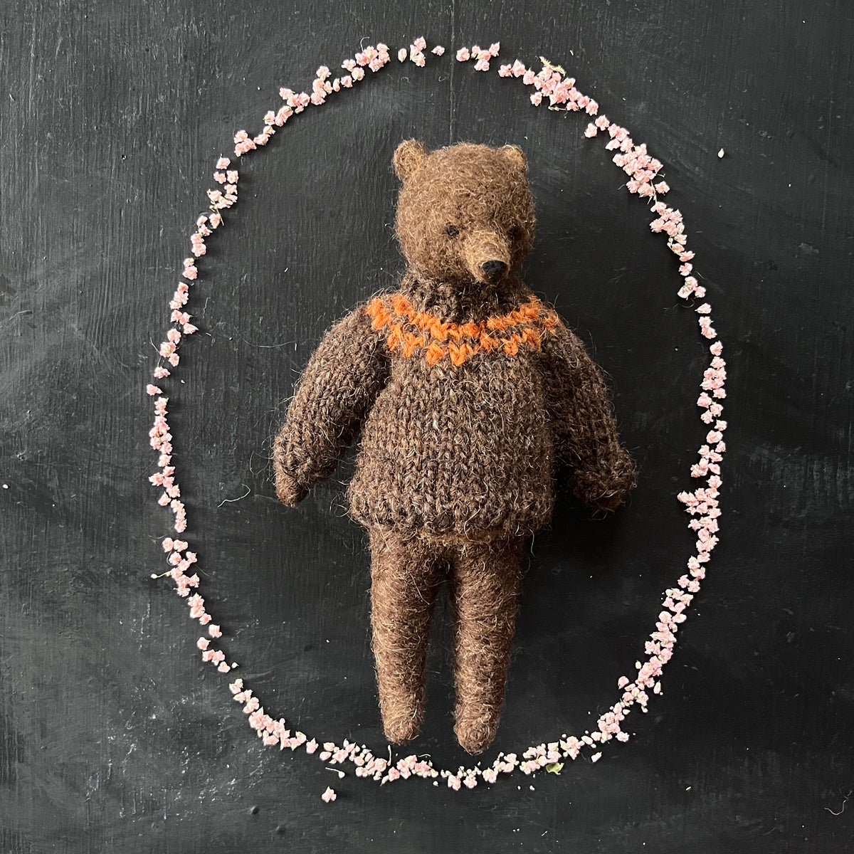 Teddy im kastanienbraunen Pullover
