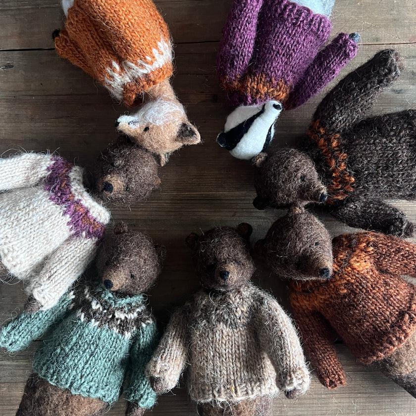 Teddy im beigen Pullover