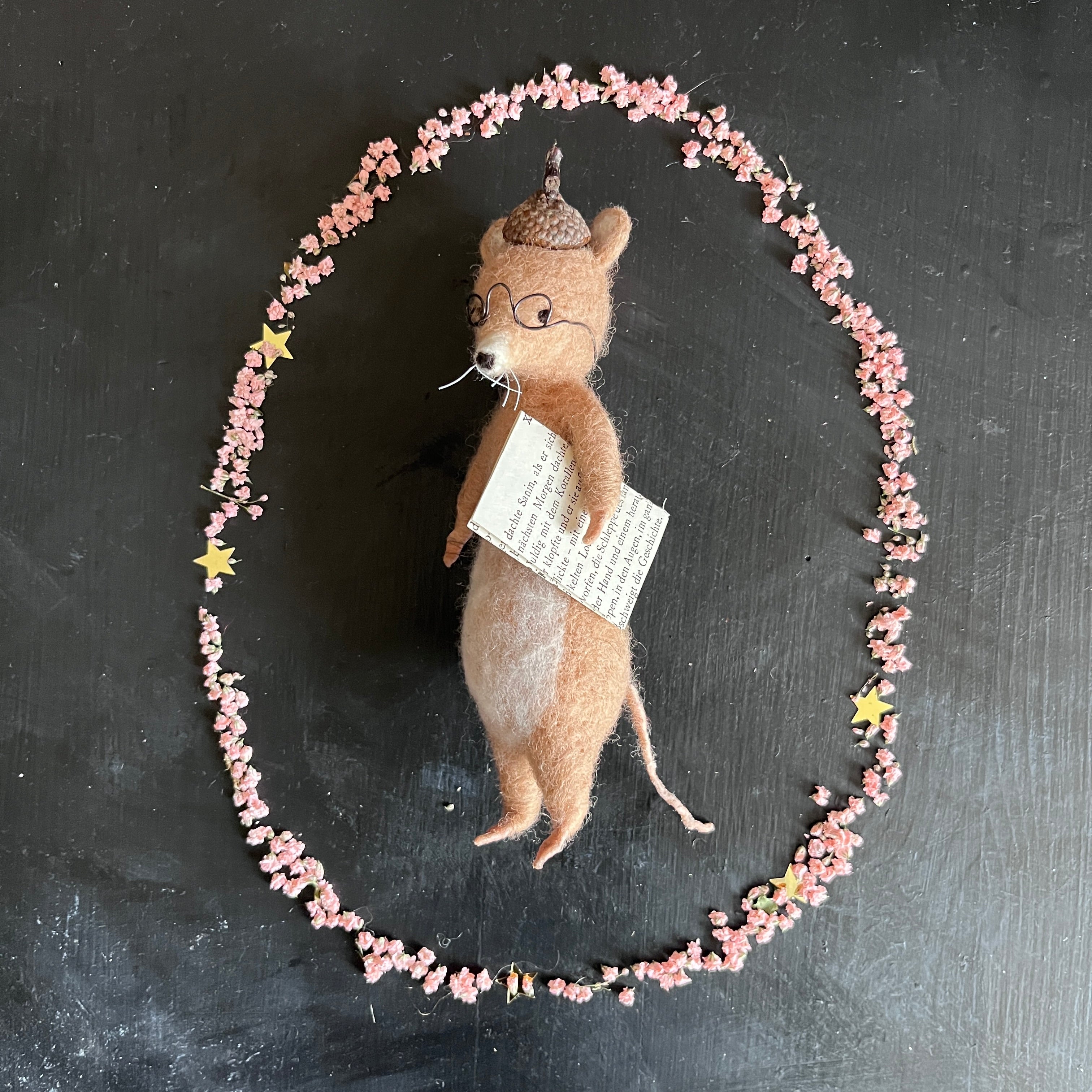Maus mit Zeitung