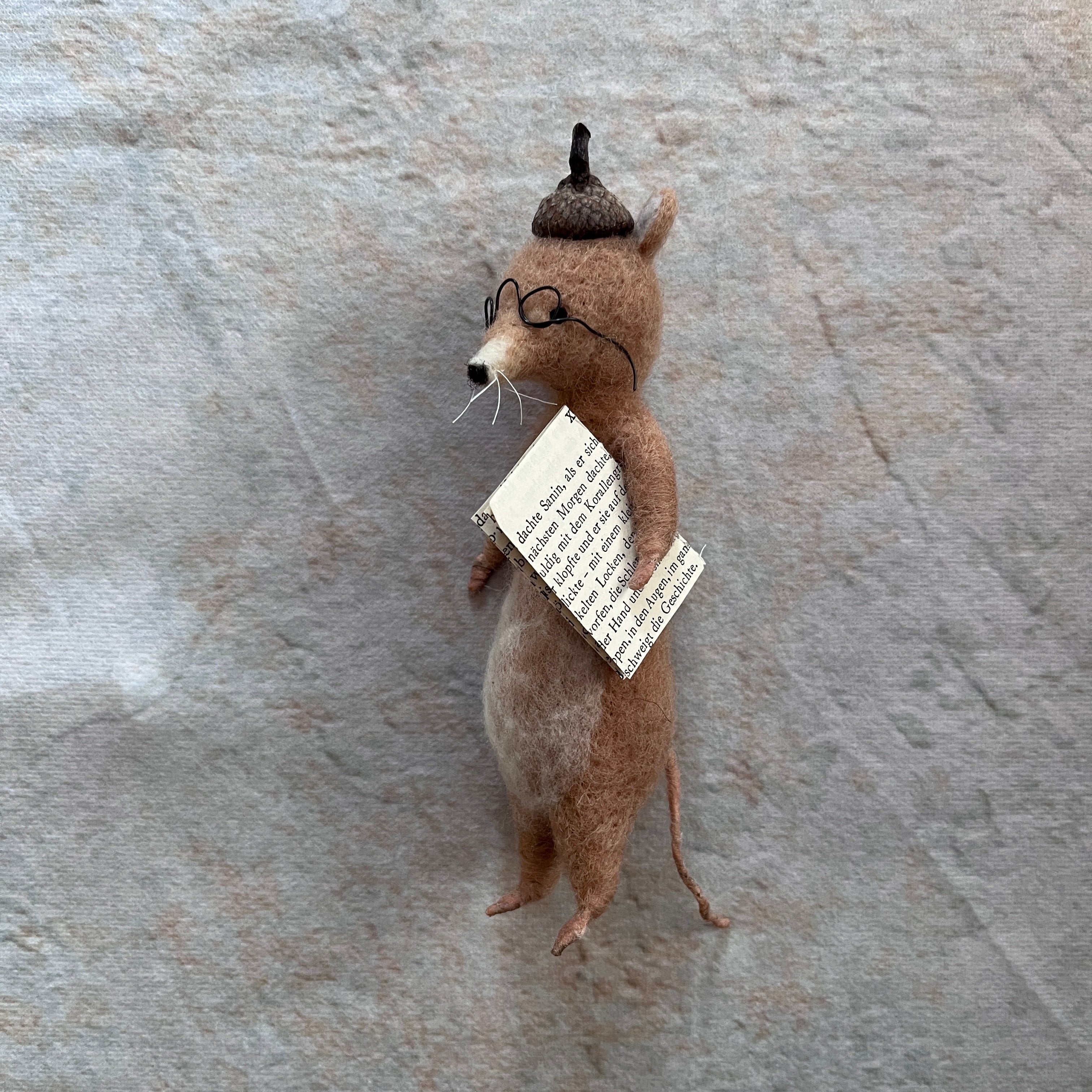 Maus mit Zeitung