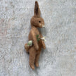 Mr. Rabbit mit Schneeglöckchen